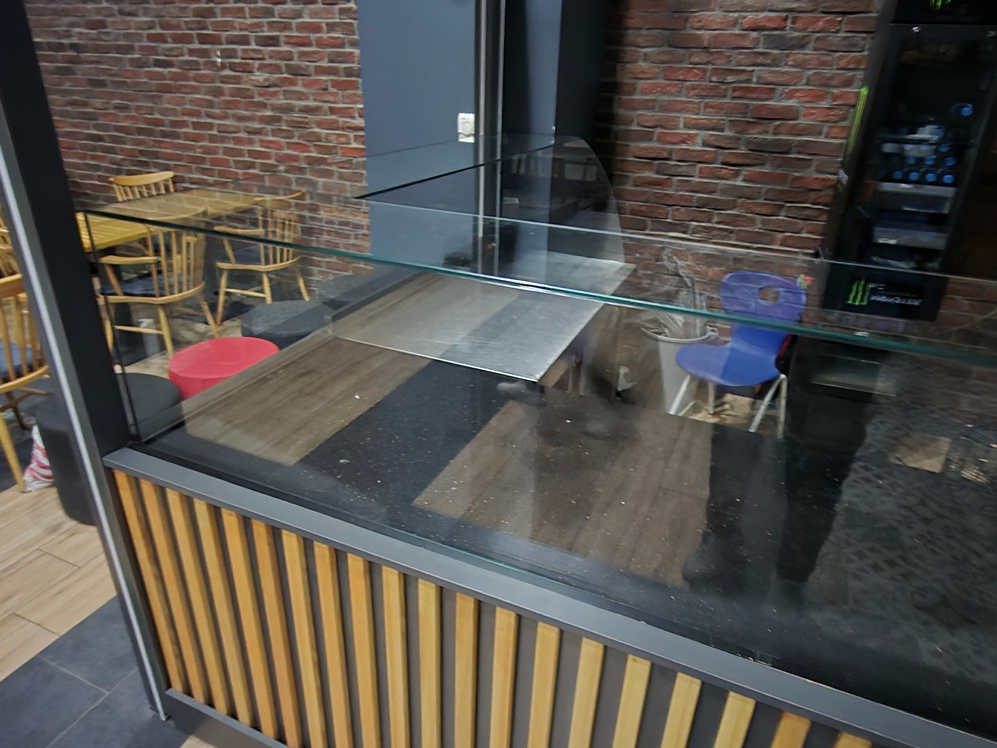 Kafe Servis Bankosu Cam Bölme Uygulaması